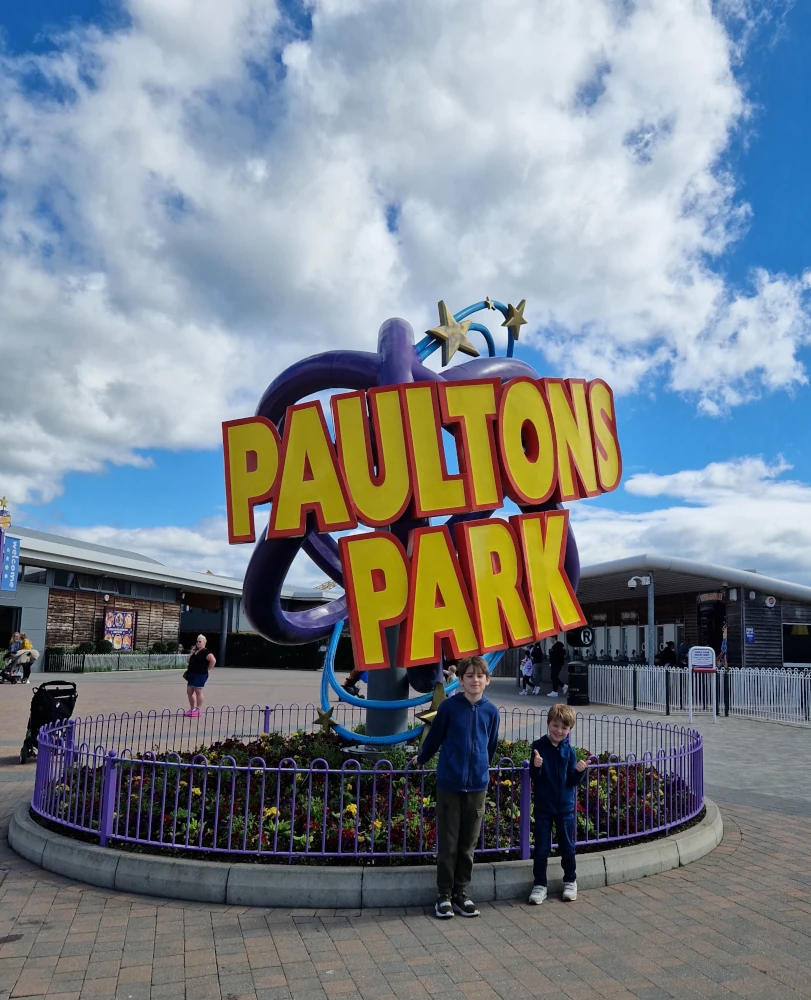 Paultons Park Logo Photo Op