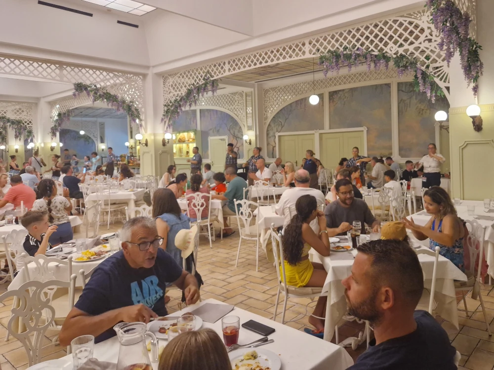 Hotel Gold River Dining