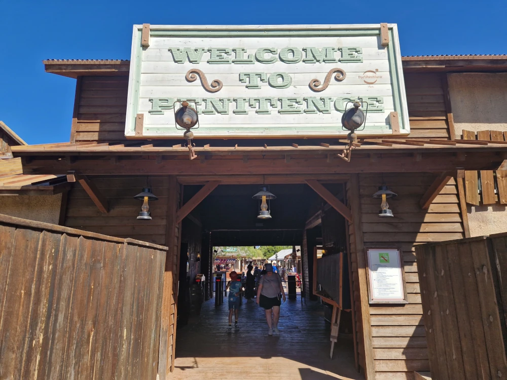 Hotel Gold River Park Entrance