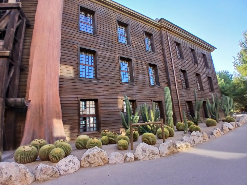 Hotel Gold River Resort