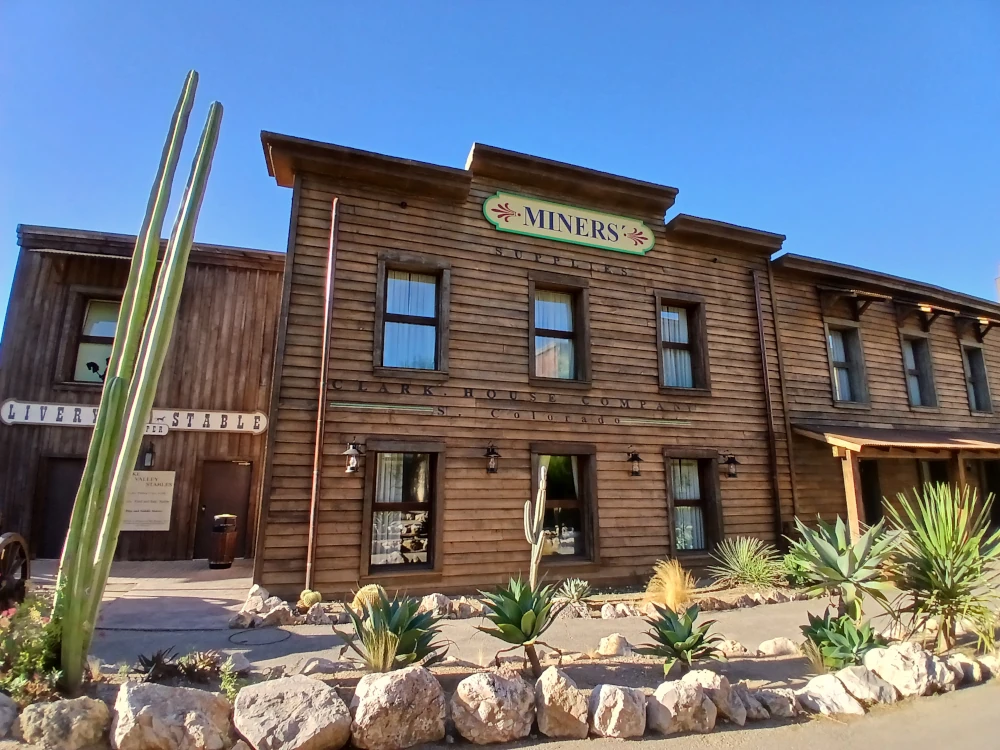 Hotel Gold River Resort