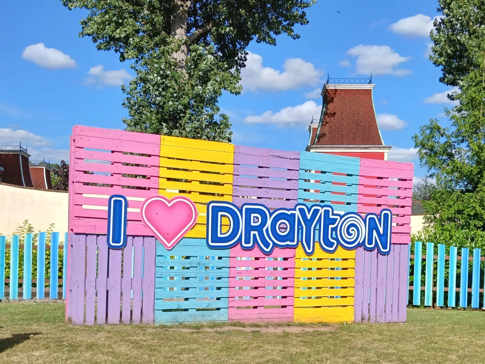Drayton Manor Resort I Heart Drayton Sign