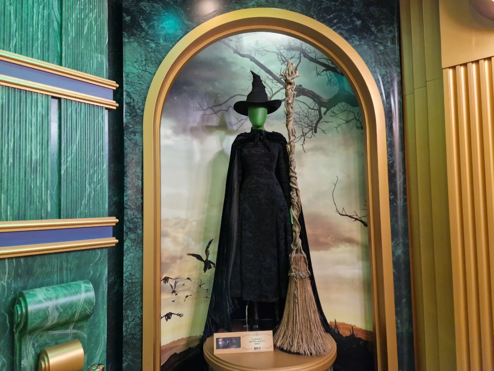 Universal Studios Florida Wicked Store Costumes