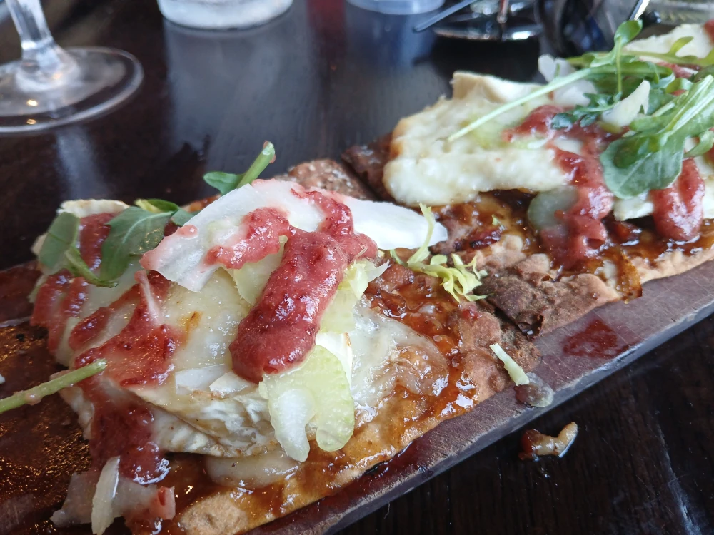 Universal CityWalk Toothsome Chocolate Emporium Bacon & Brie Flatbread