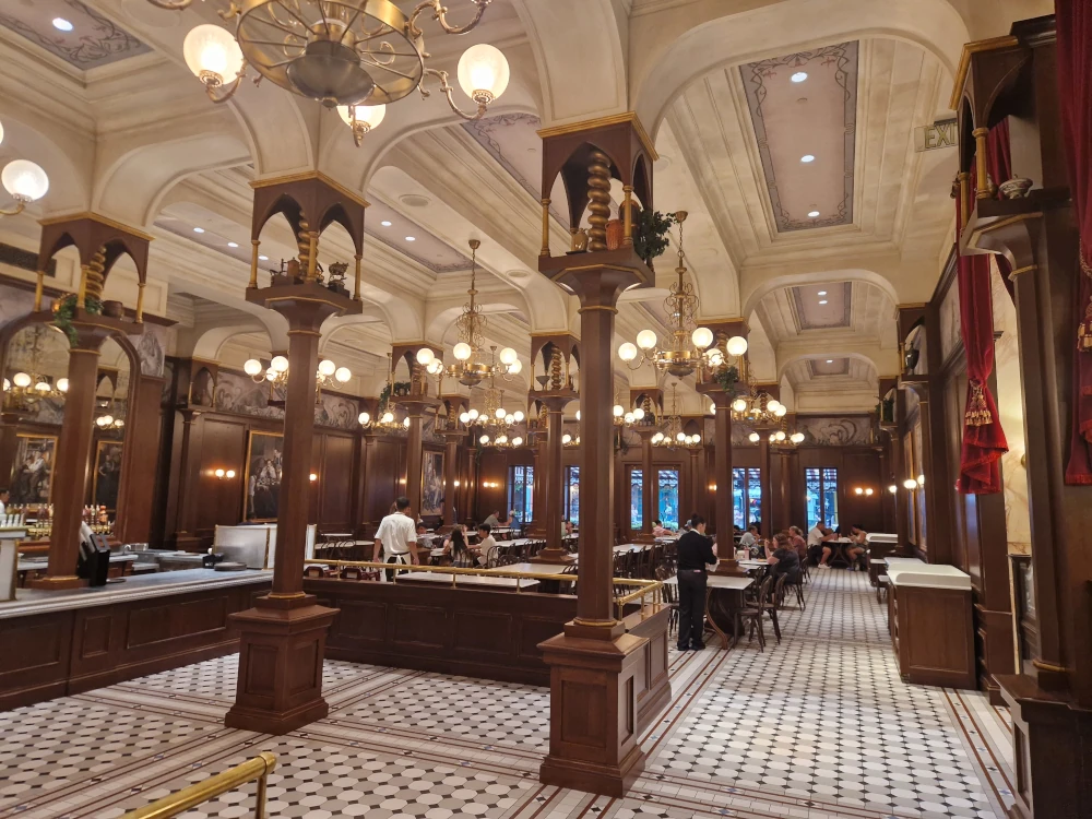 Epic Universe Cafe L'air De La Sirene Interior