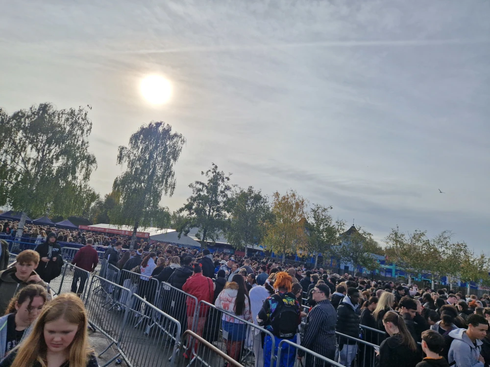Thorpe Park Entry queue