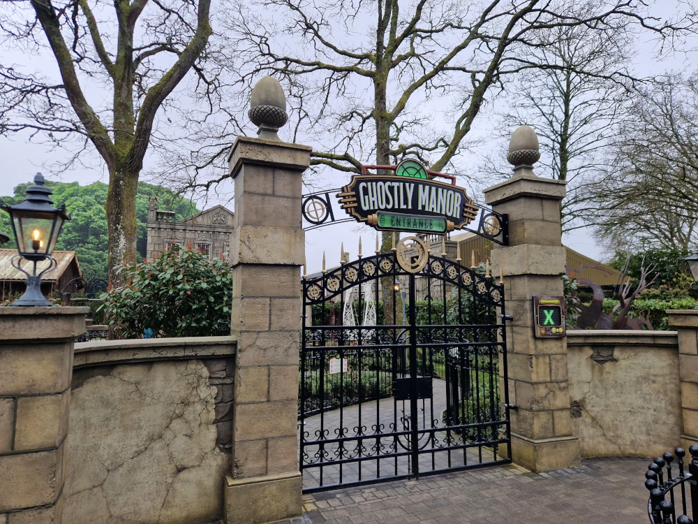 Paultons Park Ghostly Manor Entrance