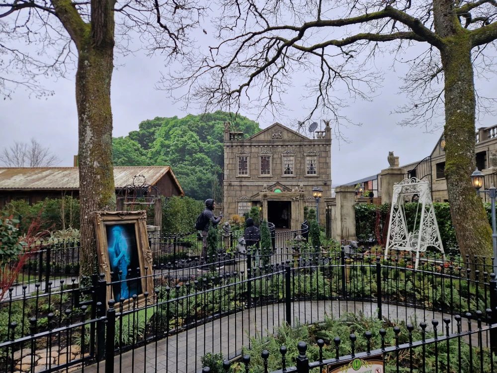 Paultons Park Ghostly Manor Exterior Queue