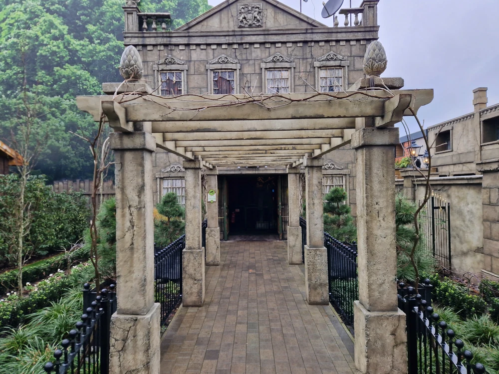 Paultons Park Ghostly Manor Pathway