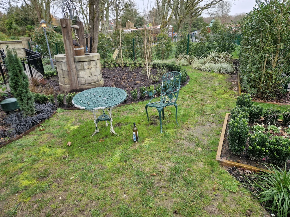 Paultons Park Ghostly Manor Garden Furniture