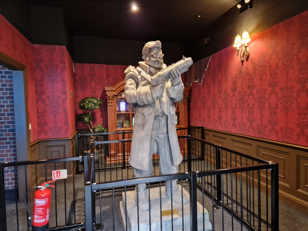 Paultons Park Ghostly Manor Dr Kinley Statue